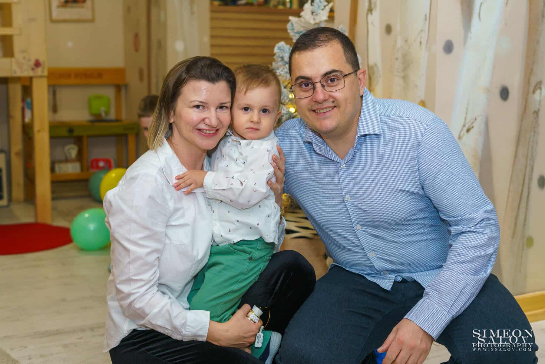 Усмихнати родители и рожденик на детски рожден ден в София.