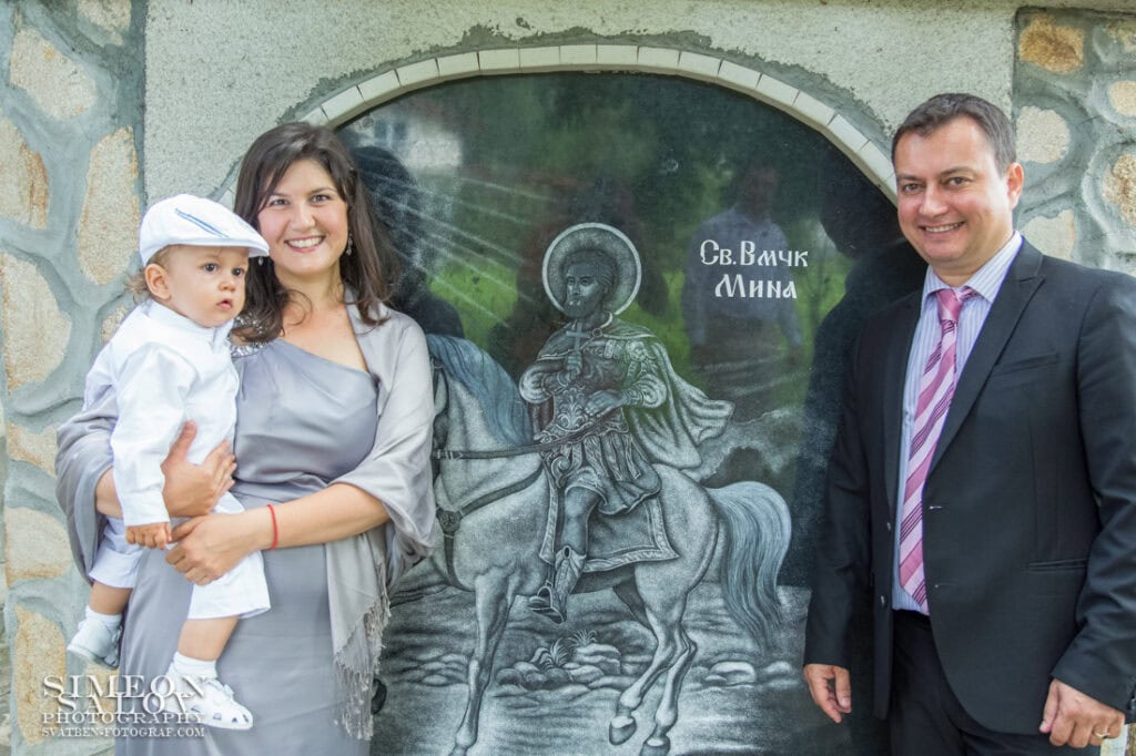 Професионален фотограф Симеон Сълов заснема семеен портрет на родители с дете пред изрисувана икона на Свети Мина на кон в манастира.