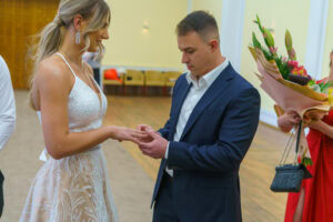 Младоженецът поставя сватбената халка на пръста на булката по време на ритуала в Обредна зала "Хиподрума". Момент от сватбена фотография на Симеон Сълов.