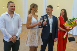 Младоженците вдигат първа наздравица с шампанско след ритуала в зала "Хиподрума". Кадър от сватбен фотограф Симеон Сълов.