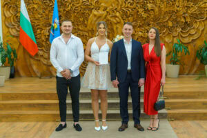 Официална обща снимка на младоженците с техните кумове след сключването на граждански брак в Обредна зала "Хиподрума". Професионална сватбена фотография от Симеон Сълов.