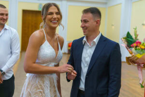 Щастливи младоженци се смеят след успешната размяна на сватбените халки в зала "Хиподрума". Емоционална сватбена фотография от Симеон Сълов.