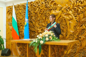 Длъжностно лице води сватбен ритуал в Обредна зала "Хиподрума" в София, на фона на характерната дървена стена. Кадър от сватбен фотограф Симеон Сълов.