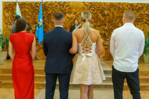 Младоженци и кумове в гръб по време на ритуала в зала "Хиподрума", София. Кадър от сватбен фотограф Симеон Сълов.