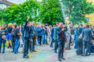 Абитуриент от Френската гимназия пръска шампанско пред съученици и приятели по време на изпращането за своя абитуриентски бал.