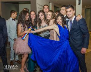 Група абитуриенти от Езиково училище Дорис Тенеди се забавляват и позират за снимка по време на своя абитуриентски бал в София.