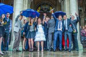 Еуфорична група абитуриенти от Езиково училище Дорис Тенеди празнуват под дъжда пред "Св. Александър Невски" в София.