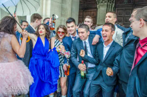 Еуфорична група абитуриенти от Езиково училище Дорис Тенеди викат и празнуват пред храм-паметник "Св. Александър Невски" в деня на своя абитуриентски бал.