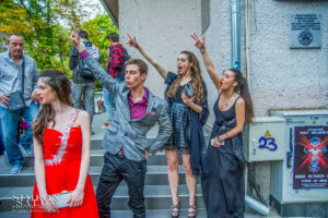 Емоционални абитуриенти от Френската гимназия в София викат и се радват по време на своето изпращане за абитуриентския бал.