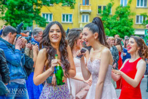 Щастливи абитуриентки от Френската гимназия в София се смеят и забавляват с шампанско в деня на своя абитуриентски бал.