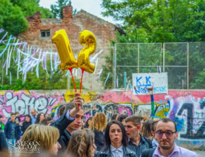 Абитуриенти от Френската гимназия държат златни балони с числото 12, символ на завършването, по време на своя абитуриентски бал.