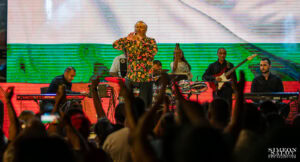 Сръбската звезда Бобан Здравкович пее на живо пред публика на сцената на Слатина Фест в София, заснет от ивент фотограф Симеон Сълов.