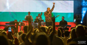 Бобан Здравкович пее с вдигната ръка пред публиката на Слатина Фест 2025 в София, заснет от професионален фотограф Симеон Сълов.