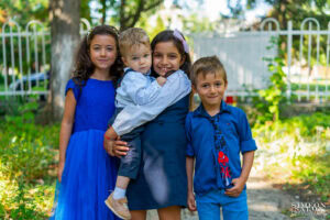 Малкият Борис позира за обща снимка с други деца-гости на неговото свето кръщение, кадър от фотограф за кръщене.