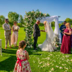 Изнесен ритуал на открито в Голф клуб „Св. София“, заснет от сватбен фотограф Симеон Сълов