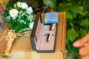 Близък план на елегантните химикалки, подготвени за подписването на гражданския брак в ритуална зала Триадица. Кадър от професионален сватбен фотограф Симеон Сълов.