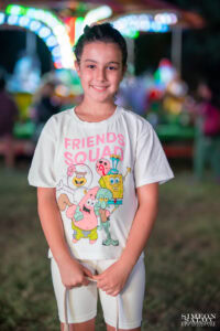 Красив детски портрет на усмихнато момиче на фона на светлините на Слатина Фест 2025 в София, заснет от професионален фотограф Симеон Сълов.