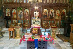 Интериорът на храм Св. Архангел Михаил в Симеоново, подготвен за светото кръщение на малкия Борис. Кадър от професионален фотограф за кръщене Симеон Сълов.