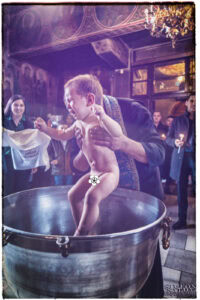 Свещеникът изважда малкия Борис от купела веднага след ритуалното потапяне по време на неговото свето кръщение. Кадър от професионален фотограф за кръщене Симеон Сълов.