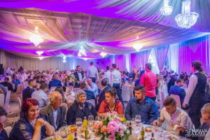 Широк план на голямата бална зала в хотел Маринела, изпълнена със стотици гости на сватбата на Саня и Радослав, кадър на професионален сватбен фотограф Симеон Сълов.