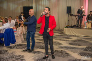 Гръцкият певец Андреас изпълнява на живо със своя бенд за младоженците и 500-те гости на голямата им сватба в хотел Маринела, кадър на професионален сватбен фотограф Симеон Сълов.