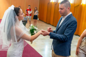 Младоженецът Марио поставя сватбената халка на пръста на булката Мирела по време на церемонията в ритуална зала Триадица. Кадър от професионален сватбен фотограф Симеон Сълов.