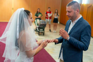 Булката Мирела слага сватбената халка на ръката на младоженеца Марио в ритуална зала Триадица. Кадър от професионален сватбен фотограф Симеон Сълов.