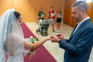 Сватбена фотография в ритуална зала „Триадица“ – професионален сватбен фотограф Симеон Сълов.