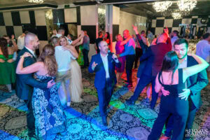 Руслан Мъйнов пее бавна песен, докато младоженците и техните гости споделят романтичен блус на дансинга, кадър на сватбен фотограф Симеон Сълов.