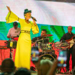 Петя Панева пее с емоционален жест на сцената на Слатина Фест 2025, акомпанирана от фестивалния оркестър, заснета от професионален фотограф Симеон Сълов.