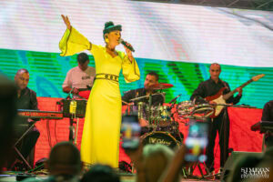 Петя Панева пее с емоционален жест на сцената на Слатина Фест 2025, акомпанирана от фестивалния оркестър, заснета от професионален фотограф Симеон Сълов.