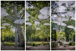 Вълшебната украса с бели чадъри в ресторант "Приказната Градина", мястото за сватбената фотосесия на Изабела и Христо, заснета от сватбен фотограф Симеон Сълов.