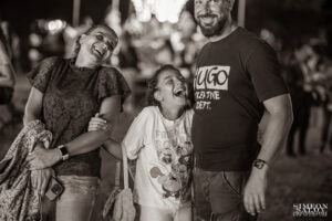 Щастливо семейство с дете се смее от сърце по време на Слатина Фест 2025 в София, черно-бял кадър от професионален фотограф Симеон Сълов.