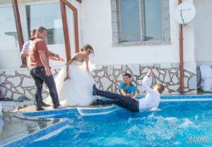 Кулминацията на купона - младоженецът Руси пада в басейна пред погледа на булката Лилето, епичен момент, заснет от сватбен фотограф Симеон Сълов.