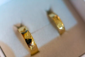 Макро кадър на златните сватбени халки на Мирела и Марио, подготвени за церемонията в ритуална зала Триадица. Кадър от професионален сватбен фотограф Симеон Сълов.