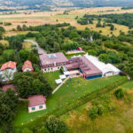 Въздушна снимка на луксозната Вила Екатерина, показваща мащаба на комплекса, зелените площи и подготовката за сватбено тържество. Кадър от сватбен фотограф Симеон Сълов.