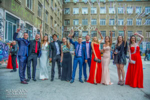 Абитуриенти от Випуск 2017 на Френската гимназия в София празнуват заедно под дъжд от конфети на своя абитуриентски бал.