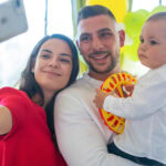 Бащата на Светозар и неговата братовчедка си правят селфи с малкия рожденик – семеен момент, заснет от фотограф за детски рожден ден.