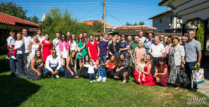 Голяма обща снимка на открито на всички гости и семейството, събрали се да отпразнуват кръщенето на малкия Светозар.