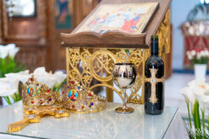 Детайлен кадър на ритуалните предмети за православна венчавка – корони, бокал и вино, преди церемонията. Кадър от сватбен фотограф Симеон Сълов.