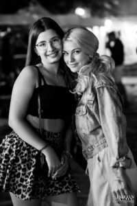 Професионален фотограф Симеон Сълов заснема стилен черно-бял портрет на две усмихнати момичета, позиращи на Слатина Фест 2025.