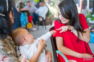 Малкият рожденик Светозар се закача с братовчедка си по време на тържеството – игрив момент, заснет от фотограф за детски рожден ден.