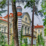 Артистичен поглед към архитектурните детайли на сградата на Софийската духовна семинария. Кадър от сватбен фотограф Симеон Сълов.