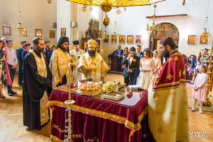 Младоженецът Божин бърше сълза от очите си по време на емоционален момент от църковния брак с Ханин в храм "Свети Йоан Рилски". Кадър от **сватбен фотограф** Симеон Сълов.