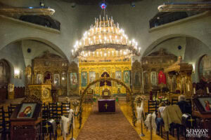 Интериор на Православен храм „Света Параскева“ в София, подготвен и украсен за ритуал по църковен брак.