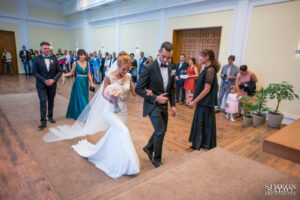 Младоженците Олга и Никифор изкачват стъпалата към ритуалната маса в Обредна зала "Хиподрума", заснети от сватбен фотограф.