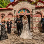 Гостите поздравяват щастливите младоженци Бояна и Вальо пред църквата след края на венчавката им. Кадър от сватбен фотограф Симеон Сълов.