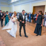 Младоженците Олга и Никифор вървят по пътеката в Обредна зала "Хиподрума" към длъжностното лице, заснети от сватбен фотограф София.
