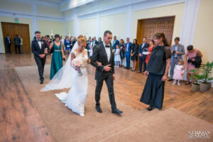 Младоженците Олга и Никифор вървят по пътеката в Обредна зала "Хиподрума" към длъжностното лице, заснети от сватбен фотограф София.