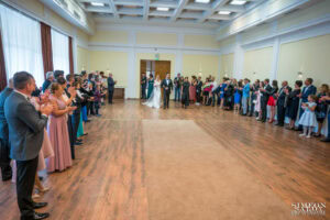 Младоженците Олга и Никифор влизат в Обредна зала "Хиподрума", минавайки през шпалир от аплодиращи гости, заснети от сватбен фотограф София.